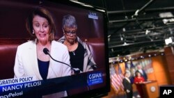 Vođa demokrata u Predstavničkom domu Nensi Pelosi održala je osmočasovni govor pozivajući na glasanje o mladim imigrantima. 