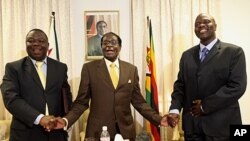 Robert Mugabe, ao centro, com primeiro-ministro Morgan Tsvangirai ,à esquerda, e Arthur Mutambara número dois do governo.