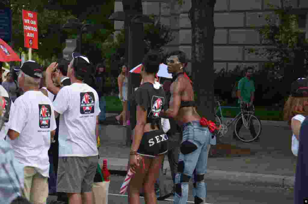 Aunque no falt'o al aire reivindicativo, la manifestación fue también una auténtica fiesta par muchos de los asistentes. (Foto: Juan Moreno).