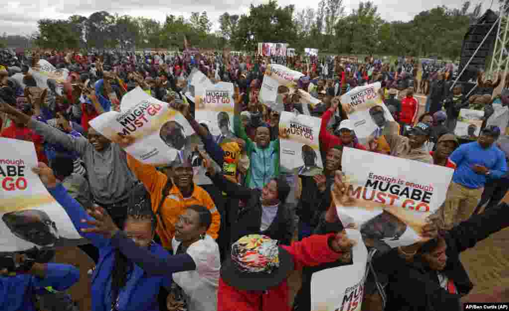 Les manifestants brandissent des affiches demandant au président Mugabe de démissionner, sur lesquels est écrit "37 ans pour rien", à Harare, Zimbabwe, 18 novembre 2017.