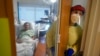 ARCHIVO - La enfermera Rachel Chamberlin sale de una sala de aislamiento donde Fred Rutherford se recupera de COVID-19 en el Centro Médico Dartmouth-Hitchcock, en Lebanon, EEUU, el 3 de enero de 2022.