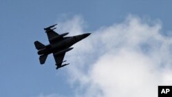 Jet-jet Turki melangsungkan serangan udara lintas perbatasan, menarget kelompok pemberontak Kurdi di Irak Utara, Senin (15/6). (Foto: ilustrasi).