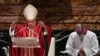 El papa Francisco celebra el Viernes Santo en la Basílica de San Pedro en el Vaticano, el viernes, 2 de abril de 2021.