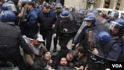 Centenares de policías antimotines disolvieron las protestas en Argel.