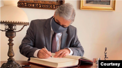 Francisco Bustillo, firma el acta de toma de posesión como ministro de Relaciones Exteriores de Uruguay el 6 de julio de 2020. Foto cortesía presidencia de Uruguay.