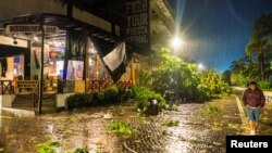 Vista de un restaurante en Puerto Vallarta, México, después del paso del huracán Lidia el 10 de octubre de 2023.