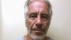 Abusos sexuales de Epstein comenzaron en 1985, acechaba menores de 13 años; según demanda