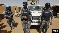 Para anggota UNAMID, pasukan penjaga perdamaian PBB yang bertugas di Darfur, Sudan (foto: dok.). PBB memperpanjang mandat UNAMID, namun mengurangi jumlah pasukan di Darfur. 