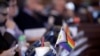Bendera kecil yang melambangkan hak-hak kelompok LGBT tertata di sebuah meja di sisi anggota Partai Demokrat di DPR Kansas di Topeka, pada 28 Maret 2023. (Foto: AP/John Hanna)