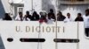 Des migrants attendent d'être débarqués du navire "Diciotti", à Catania, en Italie, le 21 août 2018.