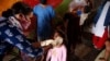 Seorang petugas kesehatan memberikan imunisasi polio kepada seorang anak di kawasan kumuh di Mumbai, India, 27 Juni 2021. (Foto: AP Photo/Rafiq Maqbool)