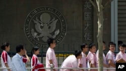 Estudiantes chinos hacen fila frente a la embajada de EE.UU.para sus entrevistas del proceso para recibir una visita de estudiantes.