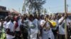 Des partisans du Mouvement démocratique du Mozambique (MDM), lors d'un rassemblement, le samedi 24 août 2024, dans le quartier de Matola, à Maputo, au premier jour de la campagne avant les élections générales du 9 octobre.