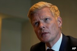 FILE - Hans Grundberg, perwakilan khusus PBB untuk Yaman, dalam wawancara dengan The Associated Press di Kairo, Mesir, 28 Agustus 2023. (Amr Nabil/AP)