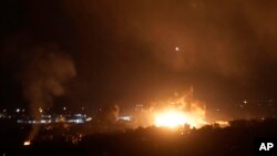 En la imagen, llamas provocadas por ataques aéreos israelíes en Dahiyeh, Beirut, Líbano, el 4 de octubre de 2024.