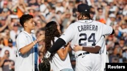 Miguel Cabrera, de los Tigres de Detroit, abraza a sus 3 hijos cuando acompañaron al manager A.J. Hinch a retirarlo del último juego del año y de su carrera, este domingo 1 de octubre de 2023, en el Comerica Park de Detroit.