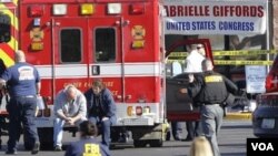 Para petugas medis di lokasi penembakan anggota Kongres Gabrielle Giffods di halaman parkir toserba Safeway di Tucson, Arizona, Sabtu, 8 Januari.
