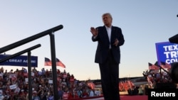 ARCHIVO: El expresidente de Estados Unidos, Donald Trump, gesticula durante su primer mitin de campaña después de anunciar su candidatura a la presidencia en las elecciones de 2024 en un evento en Waco, Texas, Estados Unidos, el 25 de marzo de 2023.