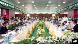 ၂၀၁၃ မေ ၃၀ ကချင်ပြည်နယ် မြစ်ကြီးနားမြို့က ငြိမ်းချမ်းရေးဆွေးနွေးပွဲ။