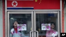 중국 접경 도시 단둥의 북한 식당. 올 상반기 중국을 정식 방문한 북한 주민이 9만 명을 기록한 가운데, 취업을 목적으로 한 방문이 절반을 차지했다.