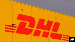 ARCHIVO - El logotipo de la compañía alemana de terror DHL está cubierto en una terminal del aeropuerto de Leipzig/Halle, el 29 de enero de 2008. AP