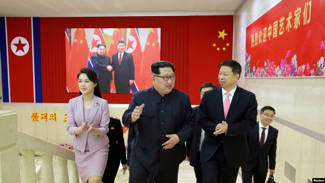 မြောက်ကိုရီးယားခေါင်းဆောင် Kim Jong Un က တရုတ်ကွန်မြူနစ်ပါတီ၊ နိုင်ငံတကာရေးရာဌာန အကြီးအကဲ Song Tao ဦးဆောင်တဲ့ ကိုယ်စားလှယ်အဖွဲ့တဖွဲ့ကို ပြုံယမ်းမြို့တော်မှာ လက်ခံ တွေ့ဆုံစဉ်