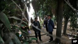Penyelidik India melakukan investigasi di lokasi perkosaan yang dilakukan oleh para anggota gang terhadap seorang turis perempuan asal Denmark di New Delhi, India (15/1).