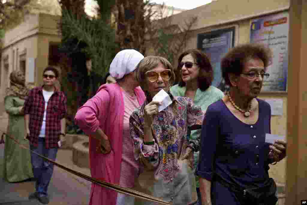 Egyptian women wait to vote at a polling site in Cairo, May 26, 2014.
