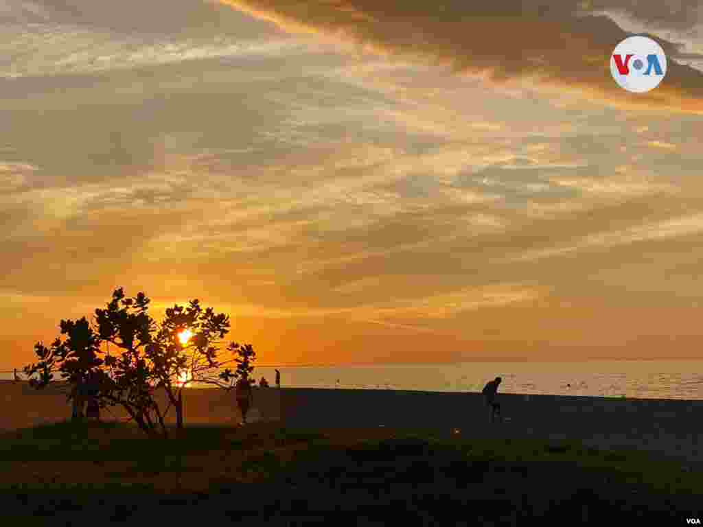 Atardecer en el malecón del municipio caribeño de Ciénaga, Colombia.