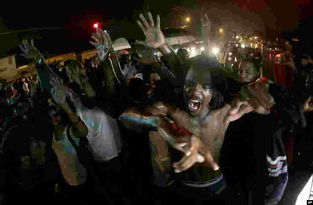 Huquq-tartibot xodimlari ko'chalarni nazorat ostiga olishga urinmoqda, Ferguson, 17-avgust, 2014-yil.