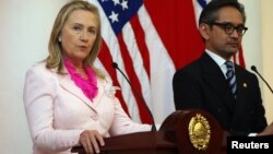 US Secretary of State Hillary Rodham Clinton, left, hold a joint press conference with Indonesian FM Marty Natalegawa in Jakarta, Indonesia, September 3, 2012.