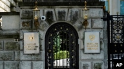 Una entrada de la embajada rusa permanece cerrada en Berlín, Alemania, el 31 de mayo de 2023.