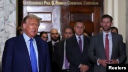 El expresidente estadounidense Donald Trump asiste al juicio por fraude civil de la Organización Trump, en la Corte Suprema del Estado de Nueva York en el distrito de Manhattan de la ciudad de Nueva York, Estados Unidos, el 24 de octubre de 2023.