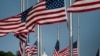 Le dôme du Capitole des États-Unis est vu comme des drapeaux à la moitié du personnel en l'honneur du défunt sénateur américain John McCain à Washington, le 26 août 2018.