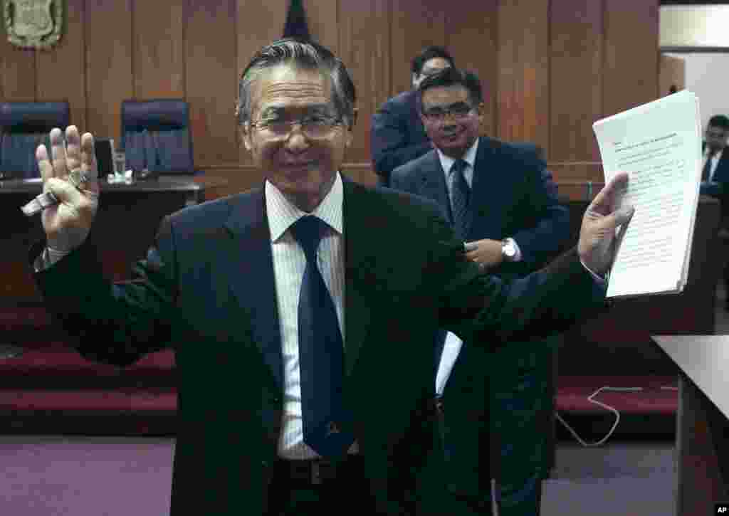 El expresidente de Perú saluda a los fotógrafos después de una audiencia de su juicio en Lima, el viernes 3 de abril de 2009. En este momento enfrentaba hasta 30 años de prisión por cargos de asesinato y secuestro por presuntamente autorizar el asesinato de 25 personas por parte de escuadrones de la muerte militares en dos masacres de principios de los años 1990.