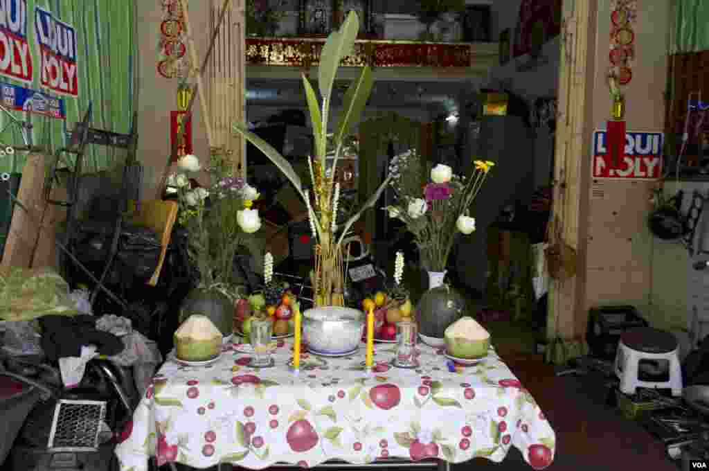 ហាងជួសជុលទោចក្រយានយន្តមួយក្នុងទីក្រុងភ្នំពេញ រៀបចំទទួលទេវតាឆ្នាំថ្មី នៅក្នុងក្នុងទីក្រុងភ្នំពេញ។