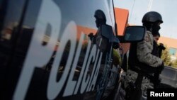Polisi Mexico berjaga-jaga dalam penangkapan salah satu gembong narkoba di Meksiko (foto: dok).