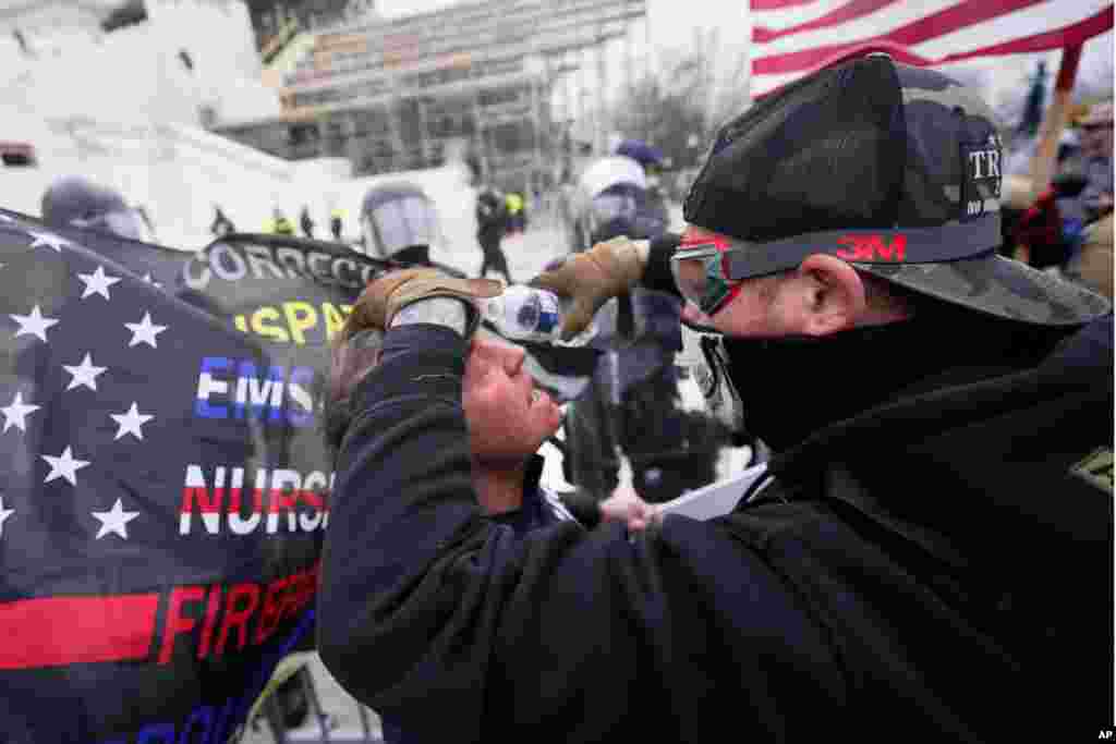 Un manifestante tiene los ojos enrojecidos después de enfrentarse a la policía en el Capitolio de Washington.