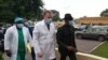 Le ministre de la Santé Gilbert Mokoki en visite au CHU, Brazzaville, le 22 juin 2021. (VOA/Arsène Séverin)