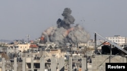 El humo se eleva tras los ataques israelíes, en medio del conflicto en curso entre Israel y el grupo islamista palestino Hamás, en Rafah, en el sur de la Franja de Gaza, el 6 de mayo de 2024.