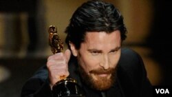 Bale se llevó su primera estatuilla, pero falta mucho tramo en la ceremonia y La Red Social ya inició su carrera con su premio a Mejor Edición.