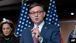 El presidente de la Cámara de Representantes, Mike Johnson, republicano por Luisiana, habla durante una conferencia de prensa en el Capitolio en Washington, el miércoles 10 de abril de 2024. (Foto AP/José Luis Magaña)