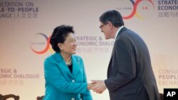 Xitoy Bosh vaziri muovini Lyu Yandong, Amerika Moliya vaziri Jek Lyu Vashingtondagi strategik muzokaralarda ko'rishmoqda. 23-iyun, 2015-yil.