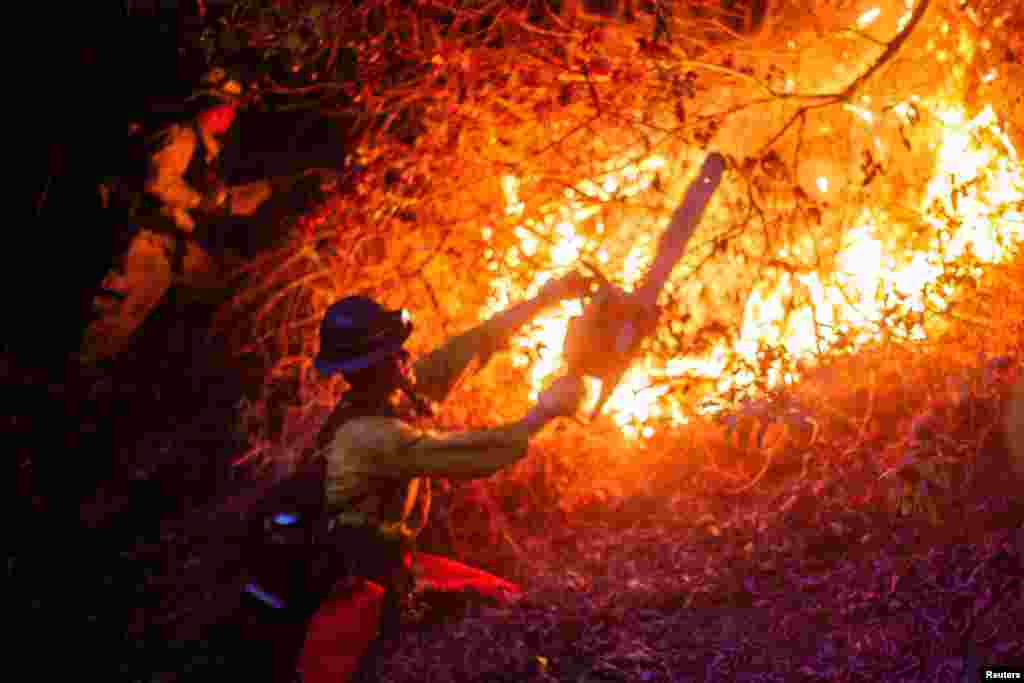 Aunque el fin de semana los bomberos tuvieron un respiro gracias a un clima más calmado, el pronóstico anticipa más viento. De ocurrir eso, los focos en casas y valles ya quemados podrían reavivarse.