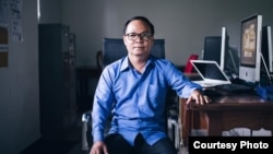 រូបឯកសារ៖ លោក អូន ភាព អតីត​អ្នក​យក​ព័ត៌មាន​ឲ្យ​កាសែត​ The Cambodia Daily​ បាន​ភៀស​ខ្លួន​ទៅ​សហរដ្ឋអាមេរិក ក្រោយ​រង​ការ​ចោទប្រកាន់​ពី​បទ​ញុះញង់។ (រូបថតដោយ Cambodia Daily)