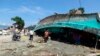 Warga menyaksikan kapal yang terdampar diterjang tsunami di Palu, Sulawesi Tengah, Minggu, 30 September 2018.