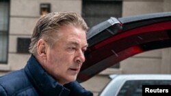 ARCHIVO - El actor Alec Baldwin sale de su casa en Nueva York, EEUU, en enero de 2023.