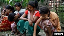 Beberapa perempuan Muslim di dekat kota Thandwe, Burma barat menangis setelah kehilangan rumahnya akibat dibakar warga dalam kekerasan sektarian (foto: dok). 