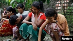 Warga Muslim Rohingya menangis melihat rumah mereka di desa Thapyuchai, di luar kota Thandwe, Burma barat habis terbakar dalam kekerasan sektarian (foto: dok). 