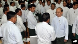 နေပြည်တော်မှာကျင်းပတဲ့ ပြည်ခိုင်ဖြိုးပါတီညီလာခံ ကိုတက်ရောက်လာတဲ့ ပါတီဥက္ကဌ သမ္မတဟောင်း ဦးသိန်းစိန် (အောက်တိုဘာလ ၁၄ ရက် ၂၀၁၂ခုနှစ်)